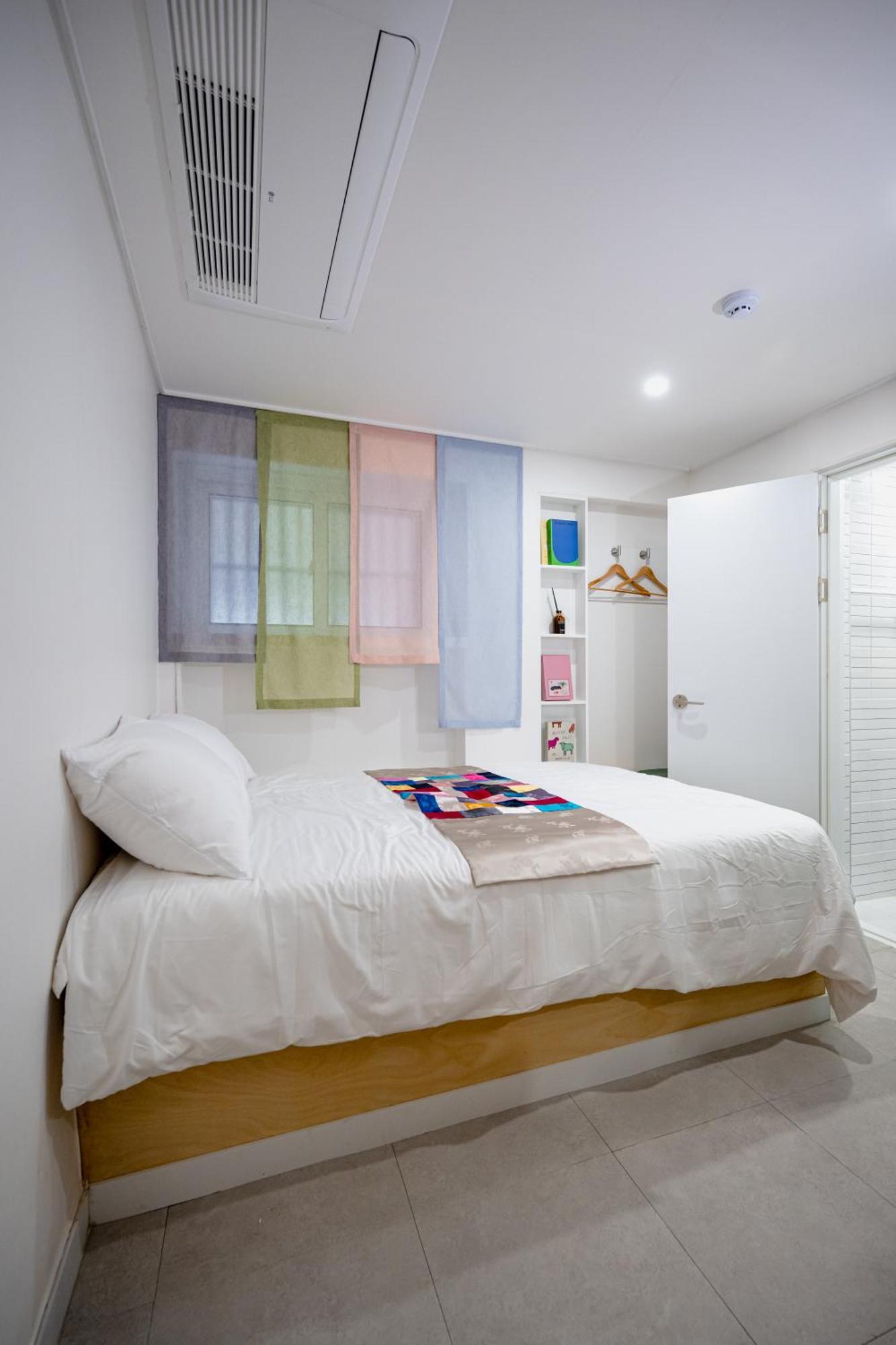 Ikseon Atelier Hostel
